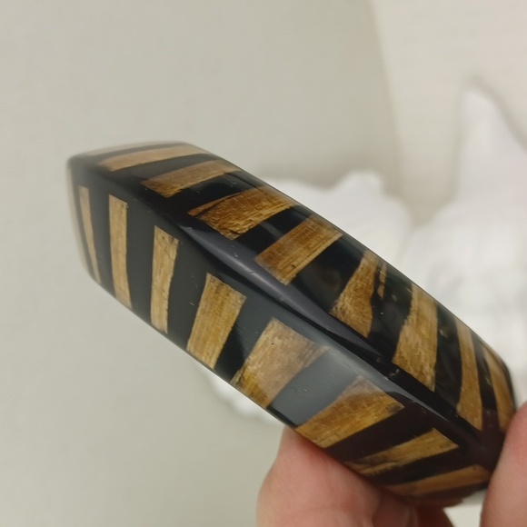 KJL Art Deco Black & Tan Bicone Knife Edge Lucite Bamboo Stamped Bangle Bracelet - Picture 7 of 11